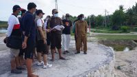 WABUP Kasta meninjau pengerjaan pembangunan Stage Ceningan di Pulau Nusa Ceningan, Desa Lembongan, Kecamatan Nusa Penida, Senin (9/11/2020). Foto: ist WABUP Kasta meninjau pengerjaan pembangunan Stage Ceningan di Pulau Nusa Ceningan, Desa Lembongan, Kecamatan Nusa Penida, Senin (9/11/2020). Foto: ist