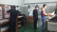 KOMISIONER KPU Tabanan Divisi Hukum dan Pengawasan, I Wayan Sutama, saat monitoring proses cetak surat suara untuk Pilkada Tabanan 2020, di percetakan, Minggu (8/11/2020). Foto: ist KOMISIONER KPU Tabanan Divisi Hukum dan Pengawasan, I Wayan Sutama, saat monitoring proses cetak surat suara untuk Pilkada Tabanan 2020, di percetakan, Minggu (8/11/2020). Foto: ist