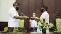 SERAH-TERIMA berita acara penetapan 11 raperda menjadi perda. Foto: adi SERAH-TERIMA berita acara penetapan 11 raperda menjadi perda. Foto: adi