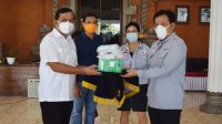 PENYERAHAN ribuan APD dari PT GEB kepada Satgas Penanganan Covid-19, diterima Wabup Sutjidra. Foto: ist PENYERAHAN ribuan APD dari PT GEB kepada Satgas Penanganan Covid-19, diterima Wabup Sutjidra. Foto: ist
