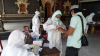 ANGGOTA KPPS se-Desa Megati menjalani tes cepat Corona di Balai Banjar Serampingan Kaja, Desa Megati, Selemadeg Timur, Tabanan, Kamis (12/11/2020). Foto: ist ANGGOTA KPPS se-Desa Megati menjalani tes cepat Corona di Balai Banjar Serampingan Kaja, Desa Megati, Selemadeg Timur, Tabanan, Kamis (12/11/2020). Foto: ist