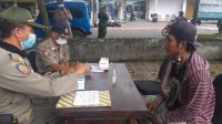 SATPOL PP Kabupaten Gianyar mendata pelanggar tidak mengenakan masker. Foto: adi SATPOL PP Kabupaten Gianyar mendata pelanggar tidak mengenakan masker. Foto: adi