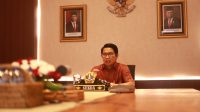 SEKDA Adi Arnawa saat membuka acara kegiatan Pembinaan dan Forum Konsultasi Pelayanan Publik tahun 2020 melalui zoom meeting dari Puspem Badung, Jumat (13/11/2020). Foto: ist SEKDA Adi Arnawa saat membuka acara kegiatan Pembinaan dan Forum Konsultasi Pelayanan Publik tahun 2020 melalui zoom meeting dari Puspem Badung, Jumat (13/11/2020). Foto: ist