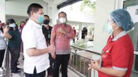 STAF Khusus Menteri Kesehatan Bidang Tata Kelola Pemerintahan, Mayjen (Purn) dr. Daniel Tjen, Sp.S kunjungi Lab PCR di RSUD Buleleng, Jumat (27/11/2020) didampingi Sekda Suyasa. Foto: rik STAF Khusus Menteri Kesehatan Bidang Tata Kelola Pemerintahan, Mayjen (Purn) dr. Daniel Tjen, Sp.S kunjungi Lab PCR di RSUD Buleleng, Jumat (27/11/2020) didampingi Sekda Suyasa. Foto: rik