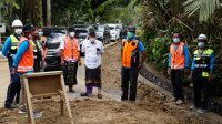 SEKDA Sedana Merta, melakukan monitoring dan evaluasi pembangunan peningkatan ruas jalan penghubung Desa Sibetan- Kuta Bali, Kamis (12/11/2020). Foto: ist SEKDA Sedana Merta, melakukan monitoring dan evaluasi pembangunan peningkatan ruas jalan penghubung Desa Sibetan- Kuta Bali, Kamis (12/11/2020). Foto: ist
