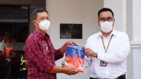 PJS Bupati Karangasem, I Wayan Serinah, menerima bantuan baju lapangan kepada TRC BPBD Karangasem dari Kepala BPD Bali Cabang Karangasem, Adnyana Kusuma Yasa. Foto: ist PJS Bupati Karangasem, I Wayan Serinah, menerima bantuan baju lapangan kepada TRC BPBD Karangasem dari Kepala BPD Bali Cabang Karangasem, Adnyana Kusuma Yasa. Foto: ist