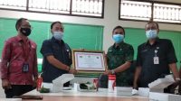 SEKDA Karangasem, I Ketut Sedana Merta, didampingi birokrat lainnya menunjukkan sertifikat LPPD dengan predikat yang sangat baik. Foto: nad SEKDA Karangasem, I Ketut Sedana Merta, didampingi birokrat lainnya menunjukkan sertifikat LPPD dengan predikat yang sangat baik. Foto: nad