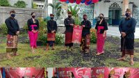 PUNCAK HUT ke-4 SMK TI Bali Global Badung ditandai dengan pelepasan balon oleh Kasek I Made Indra Aribawa; didampingi para wakasek, Selasa (10/11/2020). Foto: ist PUNCAK HUT ke-4 SMK TI Bali Global Badung ditandai dengan pelepasan balon oleh Kasek I Made Indra Aribawa; didampingi para wakasek, Selasa (10/11/2020). Foto: ist