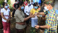 BUPATI Suwirta menyerahkan bantuan hidroponik kepada Ni Nyoman Ngenu (40) di Dusun Payungan, Desa Selat, Kecamatan Klungkung. Foto: ist BUPATI Suwirta menyerahkan bantuan hidroponik kepada Ni Nyoman Ngenu (40) di Dusun Payungan, Desa Selat, Kecamatan Klungkung. Foto: ist