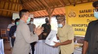 KAPOLRES Tabanan, AKBP Mariochristy Panca Sakti Siregar, menyerahkan bantuan dan membagikan sarana kontak berupa APD kepada masyarakat Kecamatan Kerambitan, dalam acara safari kamtibmas di Desa Tibubiu, Sabtu (7/11/2020). Foto: ist KAPOLRES Tabanan, AKBP Mariochristy Panca Sakti Siregar, menyerahkan bantuan dan membagikan sarana kontak berupa APD kepada masyarakat Kecamatan Kerambitan, dalam acara safari kamtibmas di Desa Tibubiu, Sabtu (7/11/2020). Foto: ist