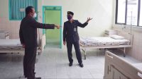 SEKDA Buleleng, Gede Suyasa, saat mengecek kondisi ruangan di RSUD Buleleng. Foto: rik SEKDA Buleleng, Gede Suyasa, saat mengecek kondisi ruangan di RSUD Buleleng. Foto: rik