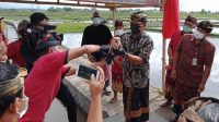 ANGGOTA Komisi IV DPR RI, I Made Urip, saat meresmikan Jalan Usaha Tani Subak Bengkel, di Desa Bengkel, Kecamatan Kediri, Tabanan, dengan ditandai pelepasan seekor burung hantu, Rabu (25/11/2020). Foto: ist ANGGOTA Komisi IV DPR RI, I Made Urip, saat meresmikan Jalan Usaha Tani Subak Bengkel, di Desa Bengkel, Kecamatan Kediri, Tabanan, dengan ditandai pelepasan seekor burung hantu, Rabu (25/11/2020). Foto: ist