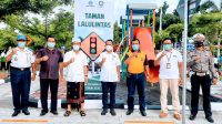 BUPATI Klungkung, I Nyoman Suwirta; bersama Direktur Utama Bank BPD Bali, I Nyoman Sudharma, meresmikan Taman Lalu Lintas di Lapangan Puputan Klungkung, Rabu (11/11/2020) sore. Foto: ist BUPATI Klungkung, I Nyoman Suwirta; bersama Direktur Utama Bank BPD Bali, I Nyoman Sudharma, meresmikan Taman Lalu Lintas di Lapangan Puputan Klungkung, Rabu (11/11/2020) sore. Foto: ist