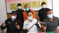 TERSANGKA Widiada beserta barang bukti curas saat ditunjukan polisi di Mapolres Buleleng. Foto: rik TERSANGKA Widiada beserta barang bukti curas saat ditunjukan polisi di Mapolres Buleleng. Foto: rik