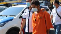 TERSANGKA Candra saat digiring polisi, di Mapolres Buleleng, Jumat (13/11/2020). Foto: rik TERSANGKA Candra saat digiring polisi, di Mapolres Buleleng, Jumat (13/11/2020). Foto: rik