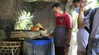 WABUP Kasta meninjau proses produksi petani arak tradisional di Desa Besan Kanginan, Kecamatan Dawan, Jumat (20/11/2020). Foto: ist WABUP Kasta meninjau proses produksi petani arak tradisional di Desa Besan Kanginan, Kecamatan Dawan, Jumat (20/11/2020). Foto: ist