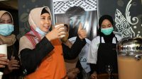 WAGUB Hj. Sitti Rohmi Djalilah saat menikmati minuman yang disajikan para siswa di gerai wirausaha Boga di SMKN 1 Sakra Lombok Timur, Rabu (11/11/2020). Foto: ist WAGUB Hj. Sitti Rohmi Djalilah saat menikmati minuman yang disajikan para siswa di gerai wirausaha Boga di SMKN 1 Sakra Lombok Timur, Rabu (11/11/2020). Foto: ist
