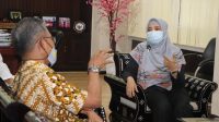 WAKIL Gubernur NTB, Sitti Rohmi Djalilah, saat berdialog dengan General Manager (GM) PLN UIW NTB, Lasiran, di ruang kerjanya. Foto: ist WAKIL Gubernur NTB, Sitti Rohmi Djalilah, saat berdialog dengan General Manager (GM) PLN UIW NTB, Lasiran, di ruang kerjanya. Foto: ist