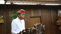WAYAN MISNA I Wayan Misna membacakan Pandangan Umum Fraksi PDIP DPRD Klungkung, Senin (9/11/2020). Foto: ist