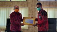 TRI Budhianto menyerahkan plakat WTP diterima Sekda Bangli, Ida Bagus Gde Giri Putra, Selasa (17/11/2020). Foto: ist TRI Budhianto menyerahkan plakat WTP diterima Sekda Bangli, Ida Bagus Gde Giri Putra, Selasa (17/11/2020). Foto: ist