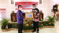 KEPALA Kantor Wilayah Direktorat Jenderal Perbendaharaan Provinsi Bali, Tri Budhianto, menyerahkan penghargaan WTP kepada Bupati Suwirta di ruang rapat BPKPD Kabupaten Klungkung, Selasa (24/11/2020). Foto: ist KEPALA Kantor Wilayah Direktorat Jenderal Perbendaharaan Provinsi Bali, Tri Budhianto, menyerahkan penghargaan WTP kepada Bupati Suwirta di ruang rapat BPKPD Kabupaten Klungkung, Selasa (24/11/2020). Foto: ist