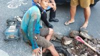PETUGAS Perumda Air Minum TAB Tabanan siap siaga di lapangan untuk melakukan perbaikan bila ada gangguan distribusi air minum ke masyarakat pelanggan. Foto: ist PETUGAS Perumda Air Minum TAB Tabanan siap siaga di lapangan untuk melakukan perbaikan bila ada gangguan distribusi air minum ke masyarakat pelanggan. Foto: ist