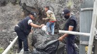 bawaslu bangli bersih bersih JAJARAN Bawaslu Bangli bersih-bersih sampah usai melaksanakan apel siaga mencegah praktik politik uang, berita hoaks, dan politisasi isu SARA di Pura Pasar Agung, Kintamani, Minggu (22/11/2020). Foto: IST