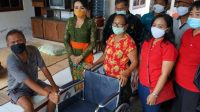KETUA K3S Kota Denpasar, IA Selly Dharmawijaya Mantra, menyerahkan bantuan kursi roda kepada I Wayan Budra beralamat di Jalan Siulan Gang Dahlia No. 2 Kecamatan Denpasar Timur, Jumat (20/11/2020). Foto: ist KETUA K3S Kota Denpasar, IA Selly Dharmawijaya Mantra, menyerahkan bantuan kursi roda kepada I Wayan Budra beralamat di Jalan Siulan Gang Dahlia No. 2 Kecamatan Denpasar Timur, Jumat (20/11/2020). Foto: ist