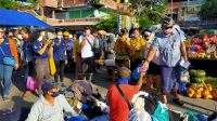 MEMPERINGATI Hari Kesehatan Nasional (HKN) Pemerintah Kota Denpasar melalui Dinas Kesehatan melaksanakan pembagian masker gratis kepada masyarakat di beberapa pasar rakyat, Kamis (12/11/2020). Foto: ist MEMPERINGATI Hari Kesehatan Nasional (HKN) Pemerintah Kota Denpasar melalui Dinas Kesehatan melaksanakan pembagian masker gratis kepada masyarakat di beberapa pasar rakyat, Kamis (12/11/2020). Foto: ist