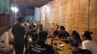 PETUGAS Satpol PP Kota Denpasar melakukan penertiban warung dan kafe yang melanggar prokes, Kamis (19/11/2020) malam. Foto: ist PETUGAS Satpol PP Kota Denpasar melakukan penertiban warung dan kafe yang melanggar prokes, Kamis (19/11/2020) malam. Foto: ist