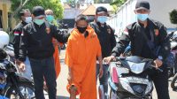 TERSANGKA Juber saat digiring oleh anggota Kepolisian di Polres Buleleng. Foto: rik TERSANGKA Juber saat digiring oleh anggota Kepolisian di Polres Buleleng. Foto: rik