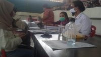 MAHASISWA asal Jembrana mendaftar untuk mendapatkan beasiswa. Foto: man MAHASISWA asal Jembrana mendaftar untuk mendapatkan beasiswa. Foto: man