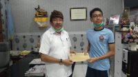 KEPALA SMPN 3 Denpasar, I Wayan Murdana, bersama Raya yang meraih medali perak KSN. Foto: ist
