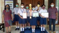 KASEK Serayawati dan guru pembina penelitian, Gede Eka Juni Purwasila bersama sejumlah siswa berprestasi. Foto: tra KASEK Serayawati dan guru pembina penelitian, Gede Eka Juni Purwasila bersama sejumlah siswa berprestasi. Foto: tra