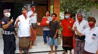 RELAWAN Sejiwa Denpasar Timur menyerahkan bantuan sembako kepada salah satu penyandang disabilitas di Banjar Gunung, Desa Penatih Dangin Puri, Minggu (29/11/2020). Foto: ist RELAWAN Sejiwa Denpasar Timur menyerahkan bantuan sembako kepada salah satu penyandang disabilitas di Banjar Gunung, Desa Penatih Dangin Puri, Minggu (29/11/2020). Foto: ist