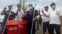 CALON Wakil Wali Kota Denpasar, I Kadek Agus Arya Wibawa, menyerahkan bantuan tempat sampah usai aksi bersih pantai di Pantai Biuang. Foto: tra CALON Wakil Wali Kota Denpasar, I Kadek Agus Arya Wibawa, menyerahkan bantuan tempat sampah usai aksi bersih pantai di Pantai Biuang. Foto: tra