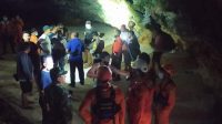 TIM SAR Gabungan menyelamatkan 13 mahasiswa di Pantai Suluban Uluwatu, Kuta Selatan, Badung, pada Sabtu (14/11/2020). Foto: ist TIM SAR Gabungan menyelamatkan 13 mahasiswa di Pantai Suluban Uluwatu, Kuta Selatan, Badung, pada Sabtu (14/11/2020). Foto: ist