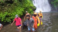PETUGAS SAR mengevakuasi jenazah Pablo Agusto (38), yang ditemukan tewas di sungai air terjun Cemara. Foto: ist PETUGAS SAR mengevakuasi jenazah Pablo Agusto (38), yang ditemukan tewas di sungai air terjun Cemara. Foto: ist