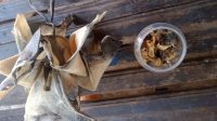 TOPLES yang berisi kerupuk kulit ikan buntak yang dikonsumsi kedua korban hingga mengalami keracunan. Foto: rik TOPLES yang berisi kerupuk kulit ikan buntak yang dikonsumsi kedua korban hingga mengalami keracunan. Foto: rik