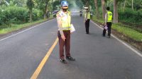 POLISI melakukan olah TKP lakalantas di jalur Denpasar-Gilimanuk tepatnya di Banjar Tetelan, Desa Candikusuma, Melaya, Jembrana, Minggu (15/11/2020). Foto: ist POLISI melakukan olah TKP lakalantas di jalur Denpasar-Gilimanuk tepatnya di Banjar Tetelan, Desa Candikusuma, Melaya, Jembrana, Minggu (15/11/2020). Foto: ist