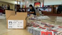 melipat surat suara KPU denpasar PARA tenaga pelipat suara di KPU Denpasar bekerja dalam jarak diatur satu meter untuk menjalankan protokol kesehatan Covid-19. Foto: gus hendra
