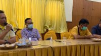 panji-budi 56 persen Putu Pidada (kiri) selaku Korwil Partai Golkar untuk Pemenangan Pilkada Tabanan saat melaporkan perkembangan terkini terkait perjalanan paslon Panji-Budi yang diusung Golkar dan koalisi, Rabu (25/11/2020) lalu. Foto: gus hendra
