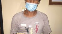 DENY Wardana alias Agus membawa barang bukti potongan sisa kayu jati yang dicurinya. Foto: rik DENY Wardana alias Agus membawa barang bukti potongan sisa kayu jati yang dicurinya. Foto: rik