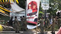 penurunan baliho adhi ardhana SATPOL PP Denpasar menertibkan baliho liar paslon di luar yang difasilitasi KPU Denpasar di kawasan Renon, Denpasar, beberapa waktu lalu. Foto: Ist