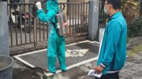 PENYEMPROTAN disinfektan di Lingkungan Gaduh, Kelurahan Sesetan, Denpasar, Rabu (11/11/2020). Foto: ist PENYEMPROTAN disinfektan di Lingkungan Gaduh, Kelurahan Sesetan, Denpasar, Rabu (11/11/2020). Foto: ist