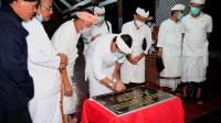 BUPATI Jembrana, I Putu Artha, saat meresmikan wantilan Pura Luhur Giri Salaka Alas Purwo, Banyuwangi, Rabu (25/11/2020). Foto: ist BUPATI Jembrana, I Putu Artha, saat meresmikan wantilan Pura Luhur Giri Salaka Alas Purwo, Banyuwangi, Rabu (25/11/2020). Foto: ist