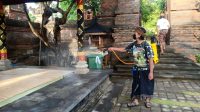 PENYEMPROTAN disinfektan di areal Pura Dalem Penataran Desa Adat Sumerta, Kota Denpasar, Kamis (12/11/2020). Foto: ist PENYEMPROTAN disinfektan di areal Pura Dalem Penataran Desa Adat Sumerta, Kota Denpasar, Kamis (12/11/2020). Foto: ist
