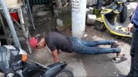 WARGA yang terjaring razia masker di Jembrana, Rabu (25/11/2020), saat diberikan sanksi push-up. Foto: ist WARGA yang terjaring razia masker di Jembrana, Rabu (25/11/2020), saat diberikan sanksi push-up. Foto: ist