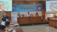 rakor KPU Bali LIDARTAWAN memaparkan persoalan laporan dana kampanye paslon di Pilkada 2020 saat rapat koordinasi bersama KPU kabupaten/kota di KPU Bali, Senin (9/11/2020). Foto: gus hendra