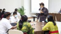 rakor kehumasan bawaslu denpasar ANGGOTA Bawaslu Bali, I Ketut Rudia, membawakan materi tentang pengawasan tahapan pilkada, terutama menyangkut pencegahan praktik politik uang oleh paslon di Pilkada 2020, Kamis (5/11/2020). Foto: gus hendra